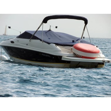 Bateau ancré avec trois dispositifs anti-mouettes StopGull Air